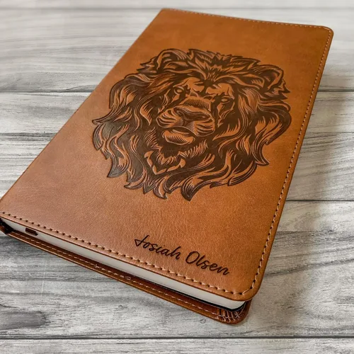 Miniatura 3 de Biblia ESV personalizada, marrón con un león en la portada, opción para personalizar con el nombre con letra a mano en la portada