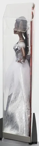 Miniatura 7 de Barbie Signature 2021 - Muñeca navideña (12 pulgadas, cabello trenzado moreno) en vestido plateado, con soporte para muñeca y certificado