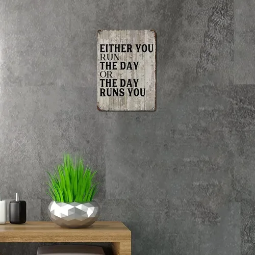 Miniatura 6 de Cartel de metal con cita de estaño, carteles decorativos de metal con texto en inglés "Either You Run The Day Or The Day Runs You" de grano de Ya
