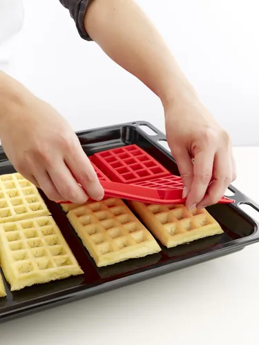 Miniatura 3 de Lekue Molde de silicona para gofres, modelo #, rojo, juego de 2