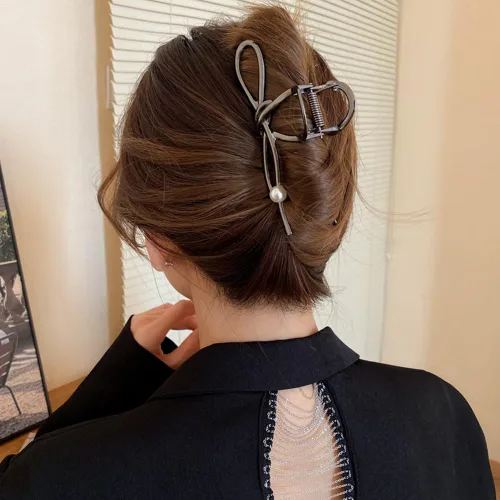 Miniatura 6 de Pinzas de metal grandes para el cabello con diseño de lazo negro y perlas blancas, pinzas antideslizantes para mujeres y niñas, agarre fuerte