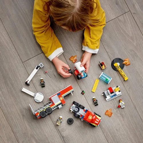 Miniatura 6 de LEGO City Fire Command Unit 60282 Kit de construcción; divertido juego de construcción de juguete de bombero para niños, nuevo 2021 (380 piezas)