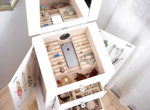 Miniatura 7 de Hives and Honey Kimberly Jewelry Armoire - Organizador de almacenamiento blanco moderno con cajones divididos y ganchos para collares, diseño