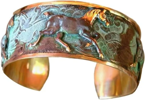 Elaine Coyne Collectible Artwear Verdigris Patina - Pulsera contemporánea con diseño de caballo para correr, fabricada en Estados Unidos, Latón, Sin