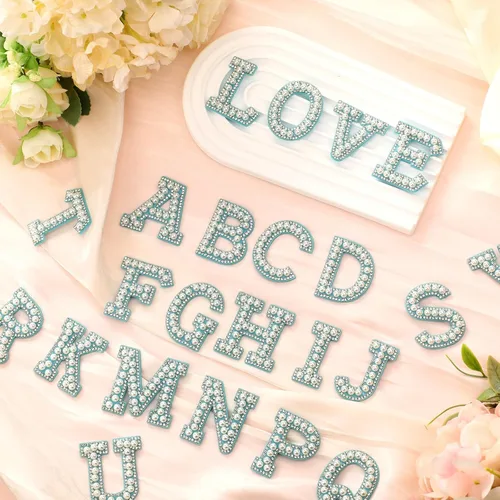 Miniatura 3 de Zeyune 104 piezas de diamantes de imitación y perlas para planchar, parches decorativos de letras A-Z con brillantina y purpurina del alfabeto