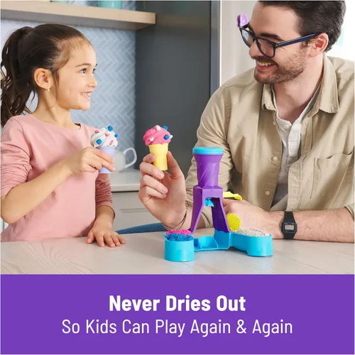 Miniatura 12 de Kinetic Sand, Estación de servicio suave con arena de juego de 14 onzas (azul, rosa y blanco), 2 conos de helado y 2 herramientas, juguetes