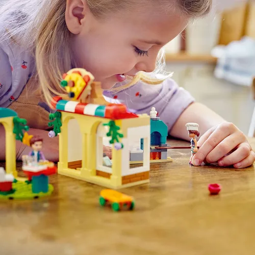 Miniatura 6 de LEGO Friends Heartlake City Pizzeria 41705 - Juego de restaurante, regalo creativo para nietos, juguetes para niños de 5 años con mini-muñecas