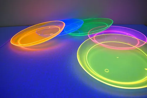 Miniatura 2 de DIRECTGLOW LLC Platos de fiesta reactivos Blacklight (20, 10.25 pulgadas)