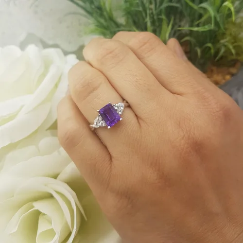 Miniatura 4 de Dazzlingrock Collection Anillo de compromiso de oro blanco de 18 quilates de 0.315 x 0.236in con zafiro blanco redondo para mujer