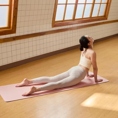 Miniatura 6 de Amazon Basics - Alfombra de yoga y ejercicio de 1/4 de pulgada de grosor, de TPE, con correa de transporte Rosa