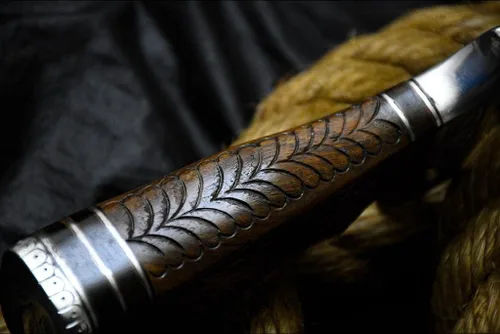 Miniatura 4 de 2a's Knives Cuchillo Bowie de acero D2 hecho a mano con funda, este cuchillo de corte tiene mango de madera grabado a mano.