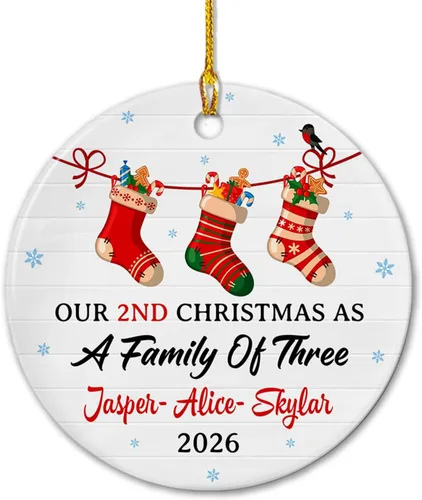Miniatura 11 de Adorno de cerámica personalizado de cinco medias con nombres y año personalizados, nuestra primera Navidad como familia de cinco, nuestros primeros