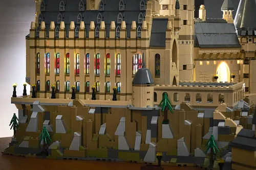 Miniatura 4 de LEGO Harry Potter Castillo de Hogwarts 71043 Set de Construcción - Kit de Modelo con Minifiguras, Incluye Varita, Barcos y Figura de Araña