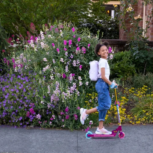 Miniatura 7 de Jetson Character Kids Kick Scooter, luces LED en vástago y ruedas iluminadas, marco ligero, manubrio ajustable en altura, sistema de inclinación
