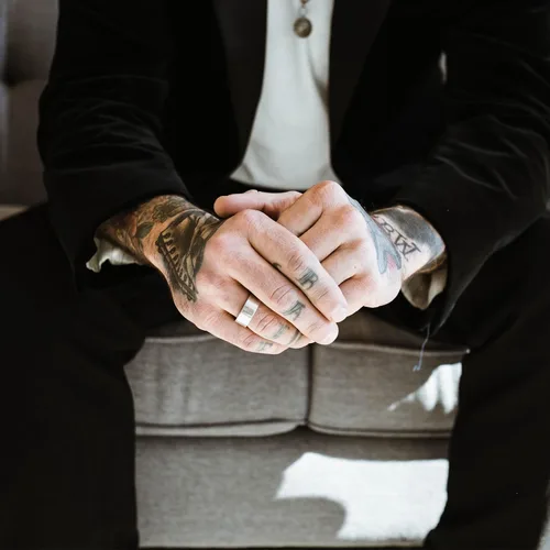 Miniatura 7 de 4 anillos de acero inoxidable para hombres, dorado, plateado, azul, negro, para hombres y mujeres, diseño fresco y simple, perfecto para compromiso