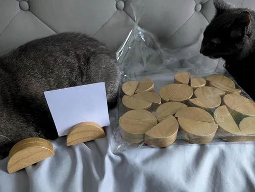 Miniatura 6 de 24 soportes grandes para números de mesa de 2.3 pulgadas, base semicircular de madera dorada para mesa, para bodas, menú de restaurante, fotos