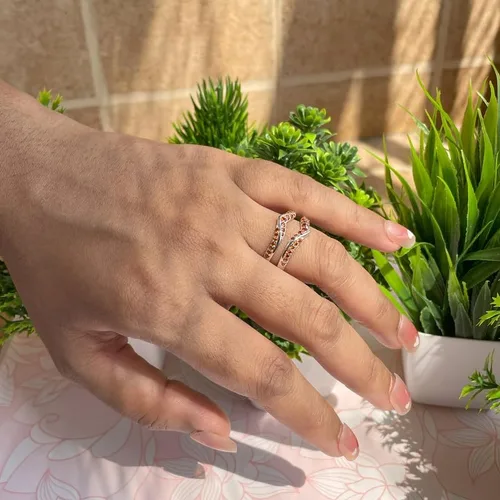 Miniatura 9 de Red Garnet - Anillo de refuerzo en forma de V para mujer, acabado en oro de 14 quilates, anillo de aniversario