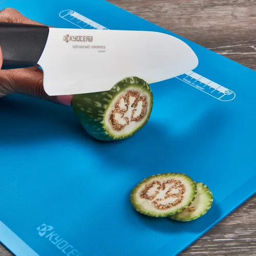 Miniatura 7 de Cuchillo Santoku de la marca Kyocera Advanced Ceramic y de la serie Revolution con 5 1/2 pulgadas, hoja blanca, Blanco