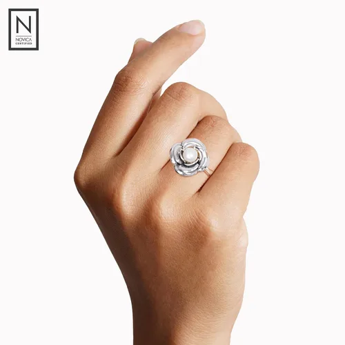 Miniatura 6 de NOVICA Anillo artesanal hecho a mano con flor de perla, plata de ley blanca, piedra natal floral de Indonesia, piedra natal de la paz corona de 0.4
