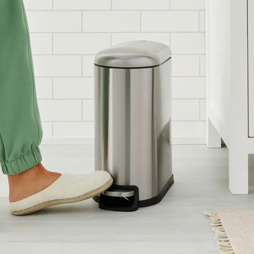 Miniatura 5 de Amazon Basics Bote de basura pequeño en forma de D con tapa y pedal de cierre suave para baño, dormitorio, sala de estar, oficina, resistente a
