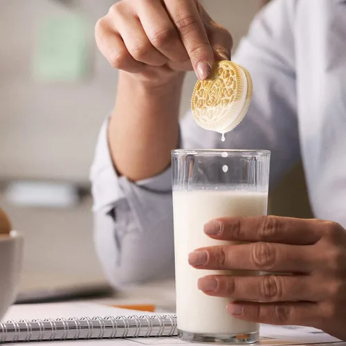 Miniatura 5 de OREO - Galletas de chocolate estilo sándwich doradas, tamaño fiesta, 24.16 onzas.