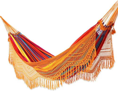 Miniatura 9 de NOVICA - Hamaca brasileña de tela de algodón a rayas color rojo y gris XL para 2 personas, con flecos de ganchillo blancos, “Samba escarlata” (doble)