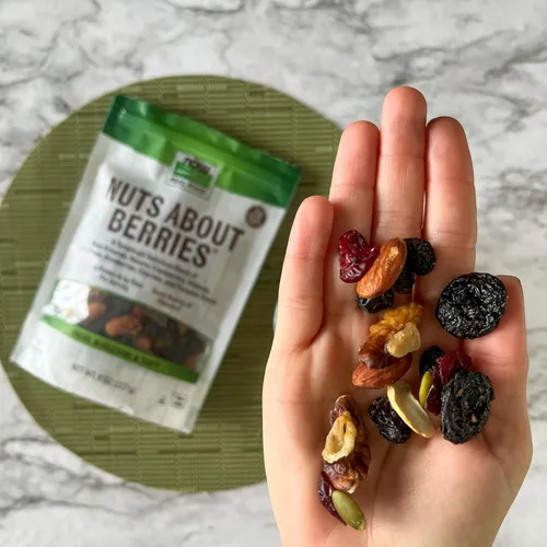 Miniatura 3 de NOW Foods, Nuts About Berries™, deliciosa mezcla de almendras crudas, pasas, arándanos, nueces, anacardos, arándanos, cerezas y semillas