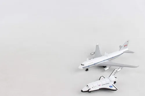 Miniatura 7 de Daron Space Mission - Juego de juguetes Boeing 747 y transbordador espacial, auténticas representaciones de naves espaciales, juegos empaquetados