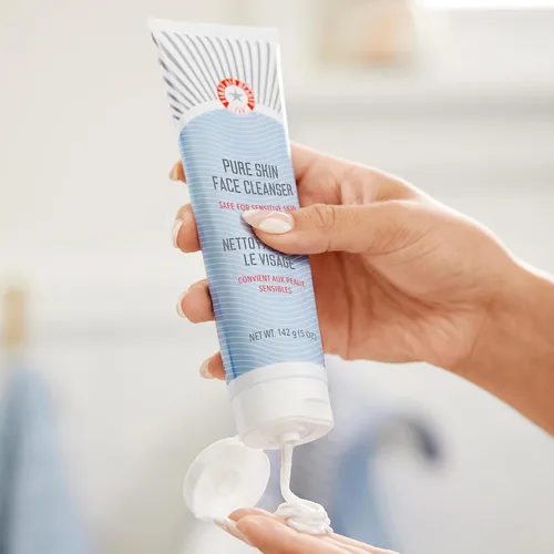 Miniatura 4 de First Aid Beauty - Limpiador facial Pure Skin, elimina eficazmente el maquillaje, la suciedad y las impurezas, limpiador suave deja la piel suave