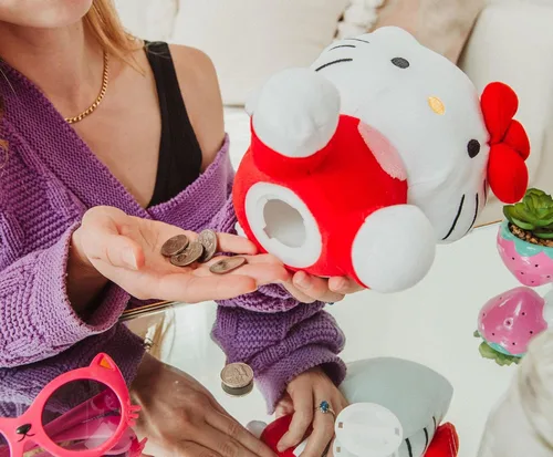 Miniatura 6 de Silver Buffalo Sanrio Hello Kitty en Pose de Sentarse Banco de Monedas de Peluche Suave