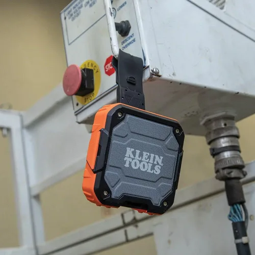 Miniatura 4 de KLEIN TOOLS AEPJS2 - Altavoz Bluetooth con tira magnética y gancho, recargable, inalámbrico y compatible con Aux, manos libres, tiempo