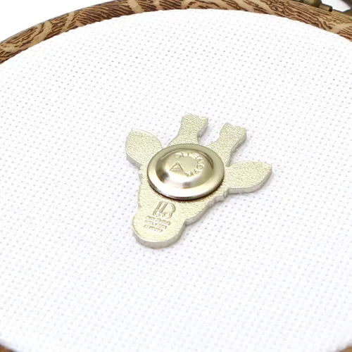 Miniatura 5 de Awesome Pattern Studio Needle Minder Set – Mandala Giraffe Magnetic Needle Minder + 2 enhebradores de aguja + tijeras de grúa. Pin de esmalte