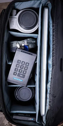 Miniatura 3 de SecureData SecureDrive KP - Unidad externa USB 3.0 cifrada de hardware de 1 TB FIPS 140-2 Nivel 3 Desbloqueo a través del teclado compatible