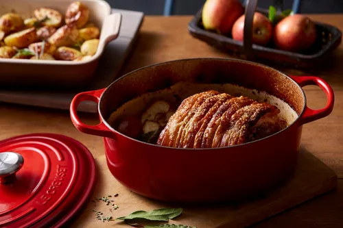Miniatura 6 de Le Creuset Horno holandés ovalado de hierro fundido esmaltado, 9.5 cuartos de galón, Cereza Cerise