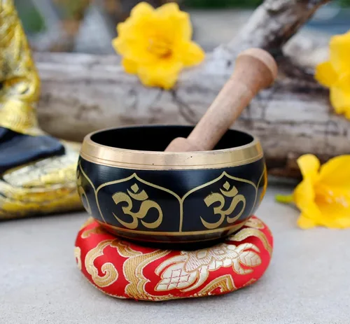 DharmaObjects - cuenco para cantar el Om de la paz, para meditación relajante de yoga. Juego de almohadilla de seda, juego de martillo de Negro