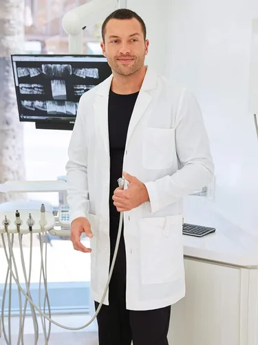 Miniatura 4 de KOI Classics - Abrigo de laboratorio para hombre moderno y profesional