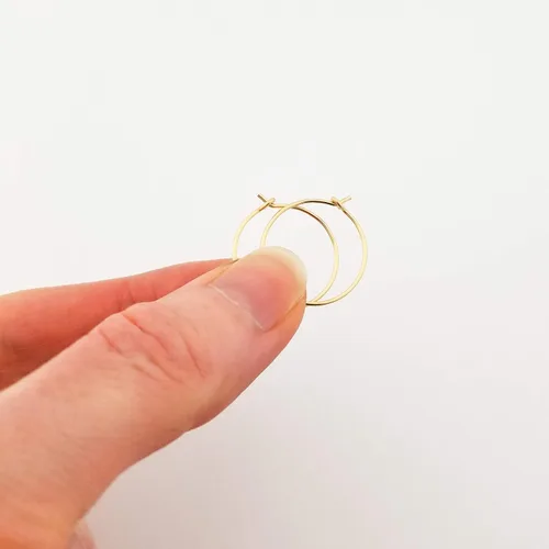 Miniatura 15 de Aretes de aro finos medianos de oro de 14 quilates para mujer, ligeros, minimalistas, para uso diario, de 1.5 pulgadas