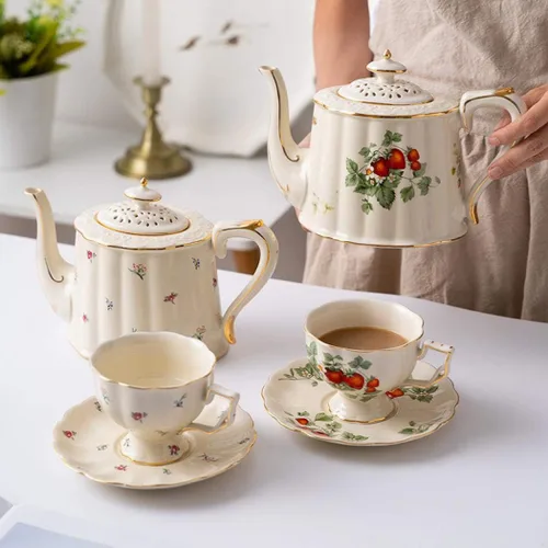 Miniatura 2 de Juego de taza de té y platillo, diseño de fresa, 7.4 onzas, taza de café de cerámica con platillo y cuchara, taza de café vintage con ribete dorado