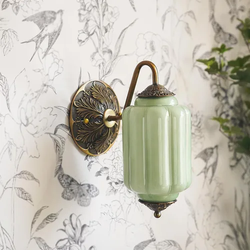 Aplique de pared de vidrio de leche dorado antiguo, pantalla verde vintage y base de acabado de latón, accesorio de iluminación de pared interior