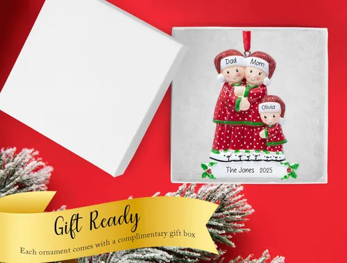 Miniatura 4 de Adorno de Navidad personalizado de PJ Family of 3 2025 Decoración familiar de pijamas para árbol de Navidad – Recuerdo personalizado único