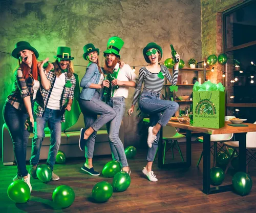 Miniatura 4 de WaaHome Bolsa de regalo del día de San Patricio con asa, bolsas de regalo de trébol verde grande con papel de seda, bolsa de regalo de papel