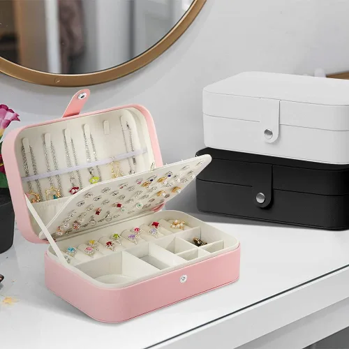 Miniatura 7 de XMJXBOX Caja organizadora de joyas de 3 capas de piel sintética para mujeres, niñas, estuche de almacenamiento impermeable para collares, anillos