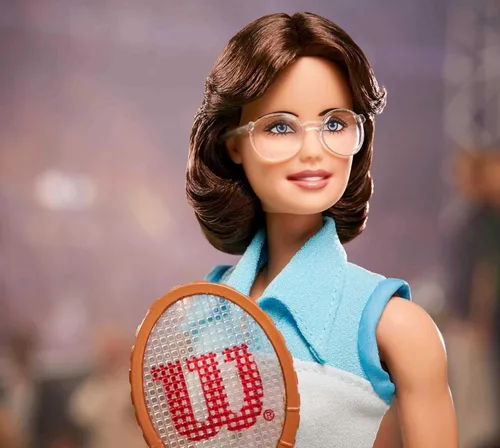 Miniatura 4 de Muñeca coleccionable de Billie Jean King de la serie Barbie Inspiring Women, aproximadamente 12 pulgadas, con vestido de tenis y accesorios, incluye