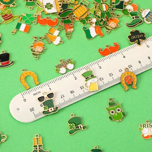 Miniatura 2 de SANNIX 110 piezas de 55 pares de dijes del día de San Patricio, trébol de San Patricio, dije de esmalte dorado para hacer joyas, pulseras, collares