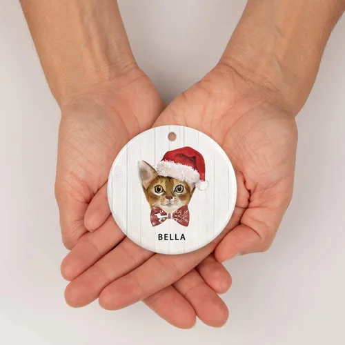 Miniatura 4 de Andaz Press Adorno redondo personalizado de cerámica para árbol de Navidad, abisinio, corona de acebo, sombrero de Papá Noel, con gráfico de gato