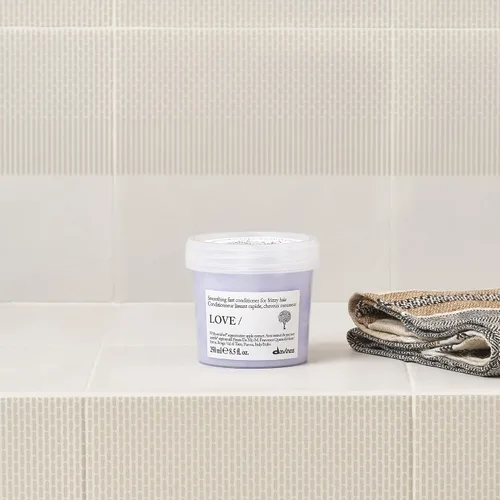 Miniatura 4 de Davines LOVE/Smoothing Conditioner, Rich Anti-Frizz Formula for Frizzy, Coarse or Unruly Hair - Hydrates & Straightens for a Sleek, Shiny Look