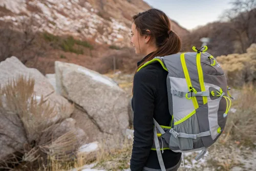 Miniatura 5 de Teton Daypacks; mochila plegable, ligera y cómoda para senderismo y viajes; bolsa de noche