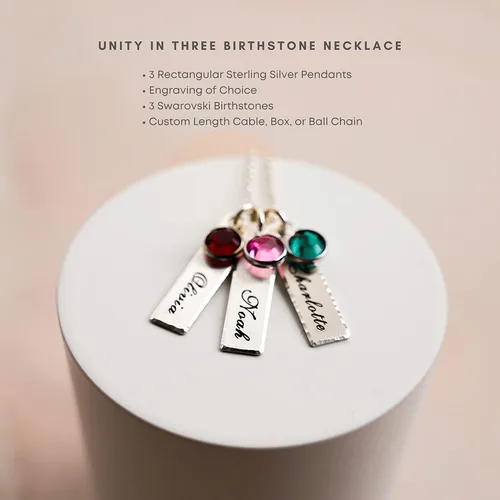 Miniatura 3 de Collar con dije personalizado de unidad en tres. Personalice 3colgantes rectangulares en plata esterlina con los nombres de su elección. Elija hasta