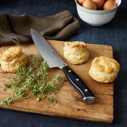 Miniatura 11 de HENCKELS x Emeril Lagasse La Colección Nola Cuchillo de Chef Alemán de 8 Pulgadas, Afílado, Producido en Fábrica Propia Alemana con Acero de Fórmula
