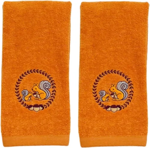Serafina Home Toallas de mano de baño de otoño, juego de 2 toallas bordadas de color naranja quemado con ardillas y bellotas en diseño de corona de